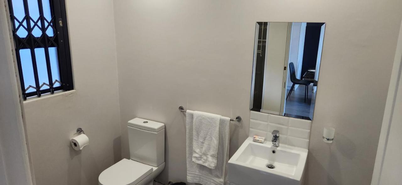 Apartment Front - Charming 2 Sleeper In Point Waterfront